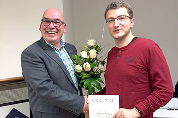 Frank Weber gratuliert Sebastian Neblung zur 10-jährigen Mitgliedschaft